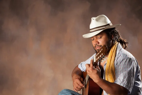 Пассионарный афроамериканец играет на гитаре — стоковое фото