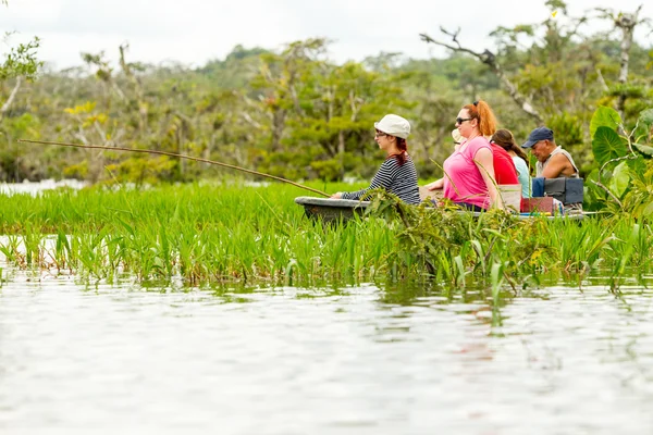 Boot met toeristen In de Amazone Jungle — Stockfoto