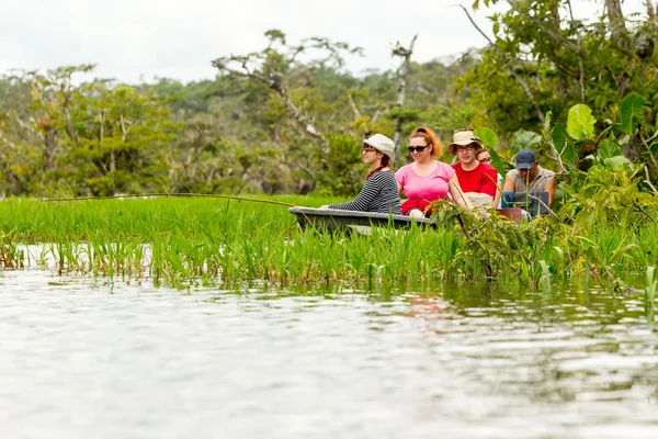 Barco con turistas en la selva amazónica —  Fotos de Stock