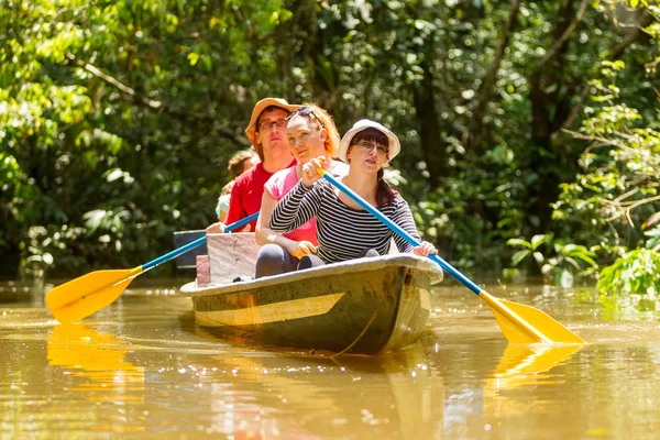 Barco con turistas en la selva amazónica —  Fotos de Stock