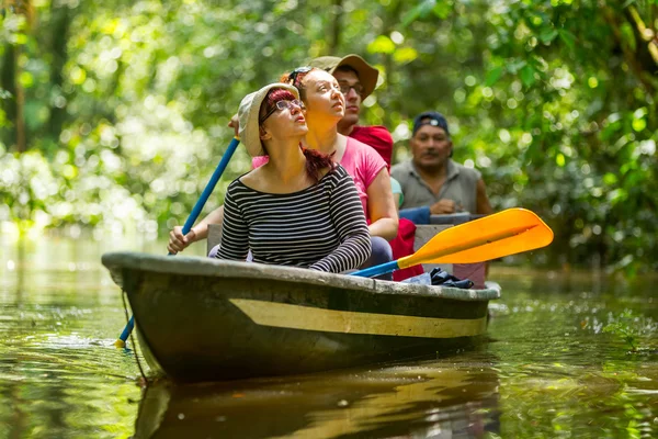 Boot mit Touristen im Amazonas-Dschungel — Stockfoto