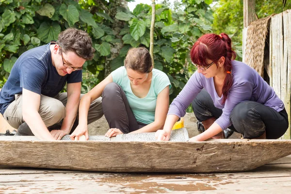 Group Of Tourists Cooking Indigenous Style — Stock Photo, Image