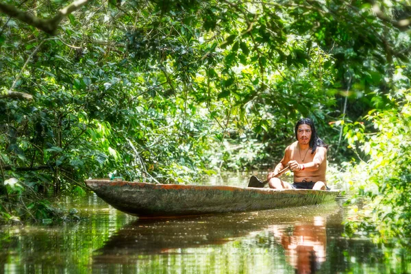 Homem indígena pesca — Fotografia de Stock