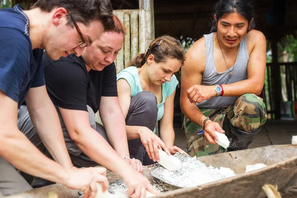 Group Of Tourists Cooking Indigenous Style — Stock Photo, Image