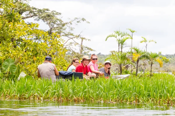 Boot met toeristen In de Amazone Jungle — Stockfoto