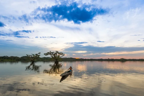 Canoe indigene din lemn în Cuyabeno Ecuador — Fotografie, imagine de stoc