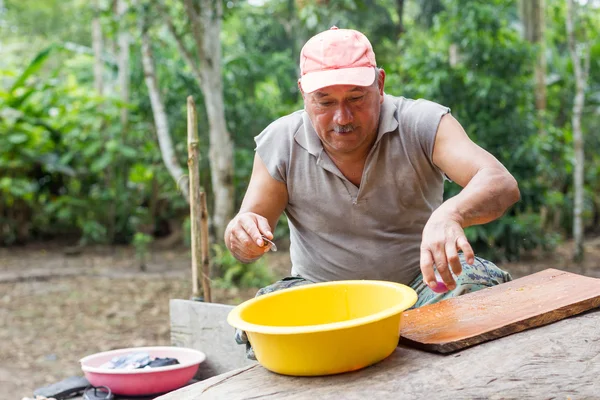 Homem adulto preparando almoço — Fotografia de Stock
