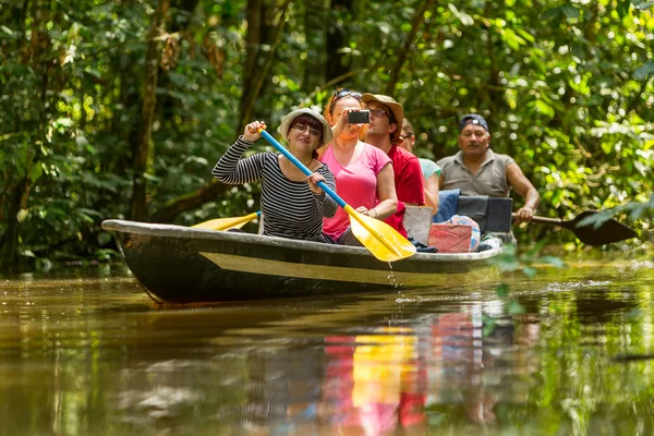 Лодка с туристами в джунглях Амазонии — стоковое фото
