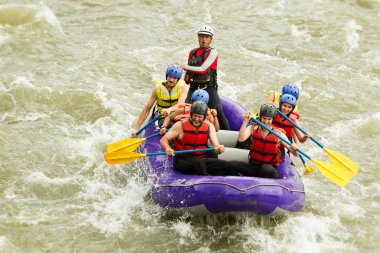Çok sayıda aile Whitewater Rafting gezisi