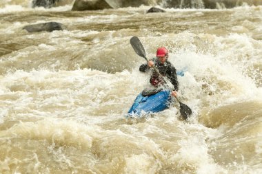 Seviye Beş Whitewater Kayaking Extreme