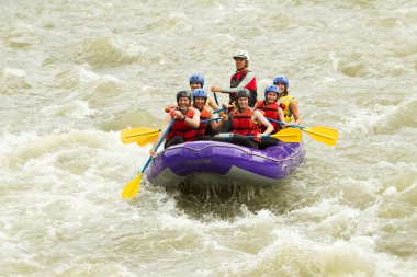 Çok sayıda aile Whitewater Rafting gezisi
