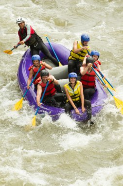Çok sayıda aile Whitewater Rafting gezisi
