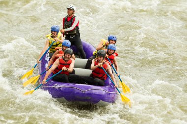 Çok sayıda aile Whitewater Rafting gezisi