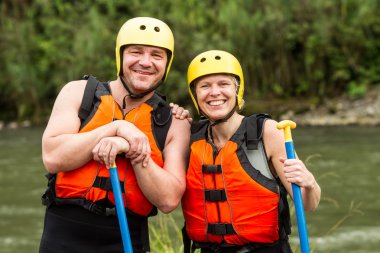 Whitewater nehir Rafting için hazırlanan yetişkin çift