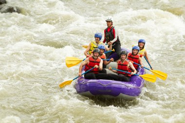 Çok sayıda aile Whitewater Rafting gezisi