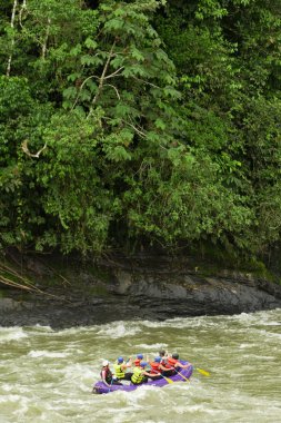 Çok sayıda aile Whitewater Rafting gezisi