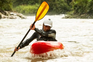 Seviye Beş Whitewater Kayaking Extreme