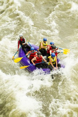 Çok sayıda aile Whitewater Rafting gezisi