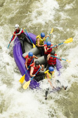 Çok sayıda aile Whitewater Rafting gezisi