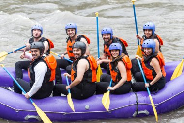 Rafting gezisi grup fotoğrafı Whitewater nehir önce