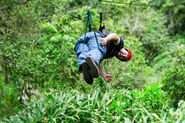 ZIP hatta asılı büyük boy yetişkin adam