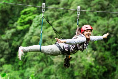 Turist kadın ZIP Line deneyimi ifade