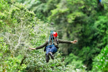 Turist üzerinde ZIP satır kalkış