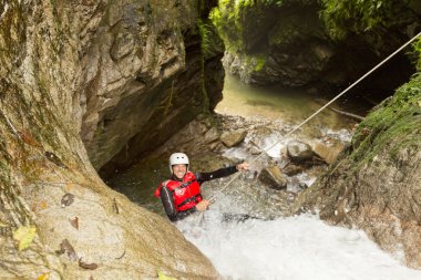 Bir şelale Rappelling cesur yetişkin adam