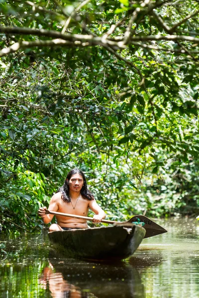 Canoa di legno indigena — Foto Stock