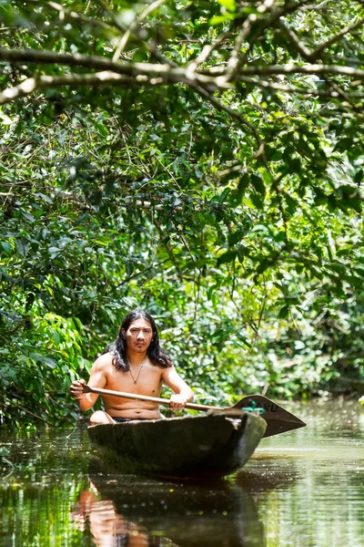 Canoa de madera indígena — Foto de Stock