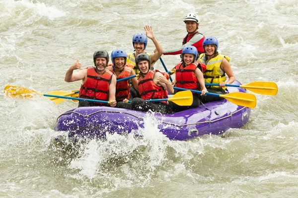 Çok sayıda aile Whitewater Rafting gezisi