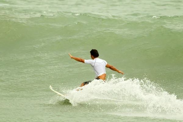 Surfista preparándose para una nueva ola — Foto de Stock