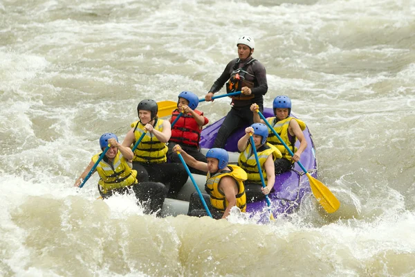 Sjíždění divoké řeky na raftu — Stock fotografie