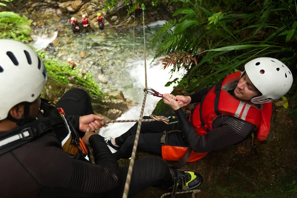 Canyoning aventura trabalho em equipe — Fotografia de Stock