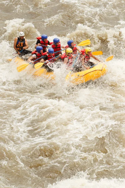 Whitewater floden forsränning äventyr — Stockfoto