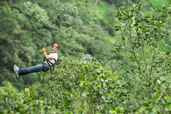 Щасливий турист на Zip Line Tour — стокове фото