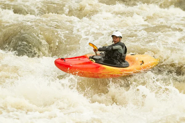 Kayak extremo de agua blanca de nivel cinco — Foto de Stock