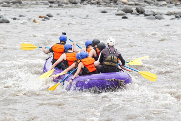 Ομάδα ανθρώπων σε Ποταμός Whitewater ράφτινγκ — Φωτογραφία Αρχείου