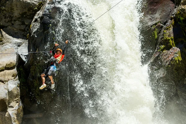 Cruce de cuerda de cascada — Foto de Stock