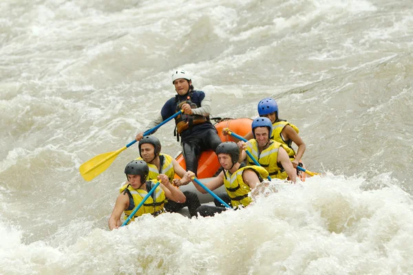 Wildwasser-Rafting — Stockfoto