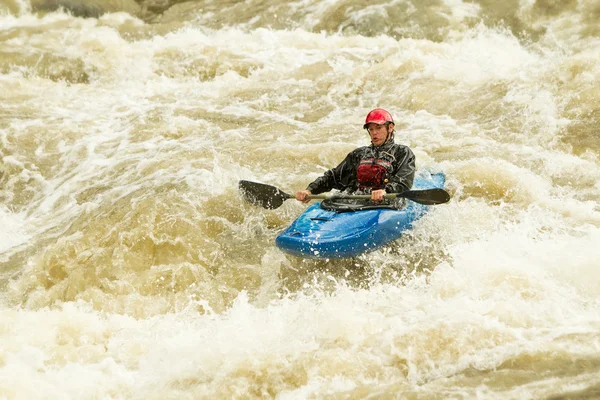 Kayak extremo de agua blanca de nivel cinco — Foto de Stock