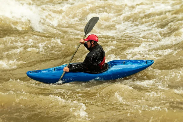 Kayak extremo de agua blanca de nivel cinco —  Fotos de Stock