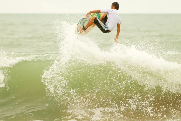 Surfer klaar om te springen uit een golf — Stockfoto