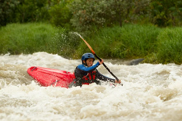 Річка Whitewater каякінг — стокове фото