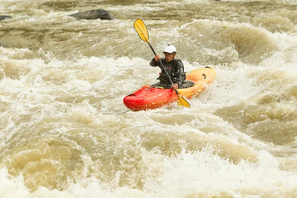 Whitewater Extreme Kayaking пятого уровня — стоковое фото
