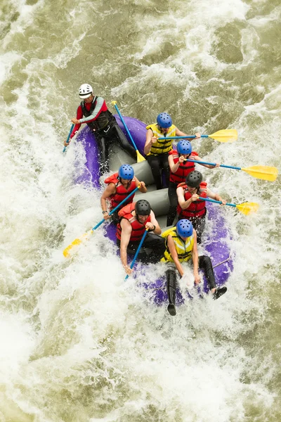 Numerose famiglie in viaggio rafting Whitewater — Foto Stock