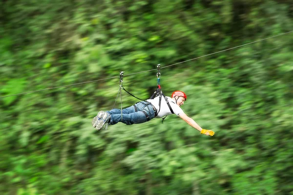 Zip Line In Superman positie — Stockfoto