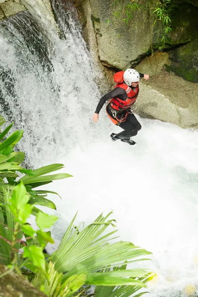 Salto de cachoeira canyoning extremo — Fotografia de Stock