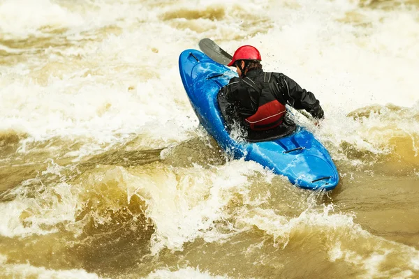 Wildwasser-Extremkajak der Stufe fünf — Stockfoto