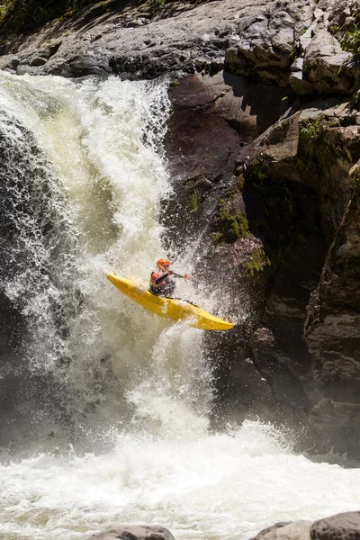 Salto de caiaque cachoeira — Fotografia de Stock